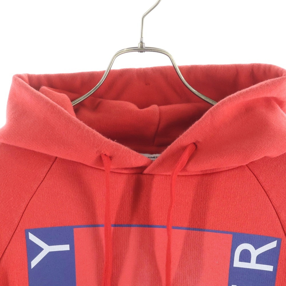 VETEMENTS(ヴェトモン) ×TOMMY HILFIGER フロントプリント プルオーバーパーカー レッド WSS18TR29
