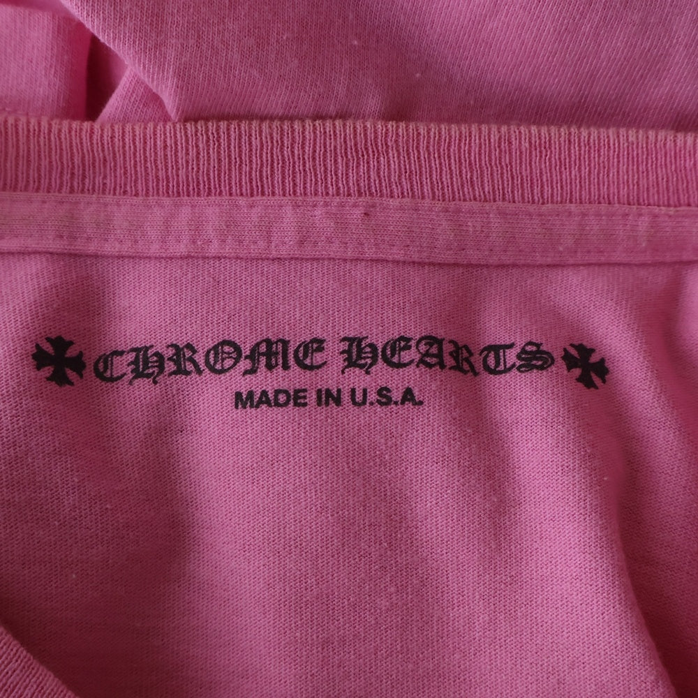 CHROME HEARTS(クロムハーツ) That Group Scroll Tee ザット グループスクロール ロゴ半袖Tシャツ ピンク