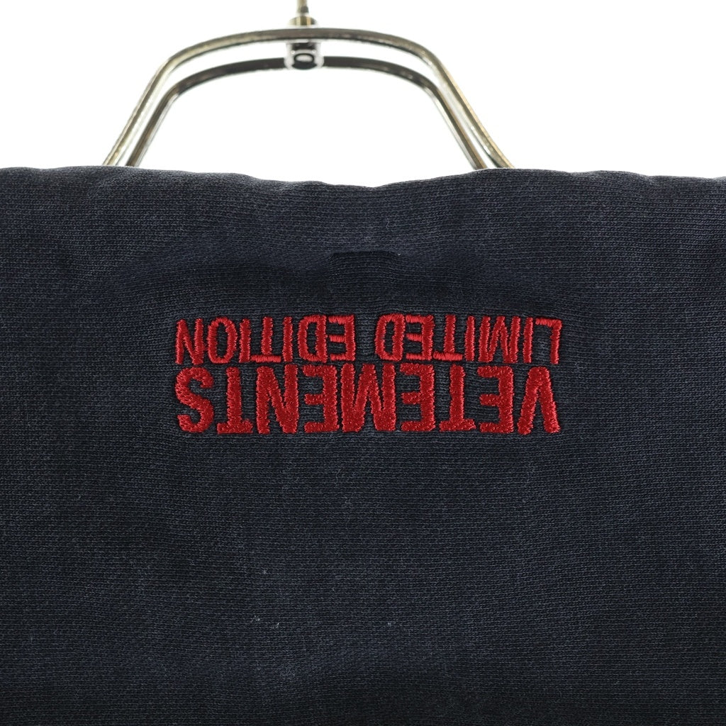 VETEMENTS(ヴェトモン) 23AW ワールドツアーロゴプリント プルオーバーフーディー パーカー UE54HD600B
