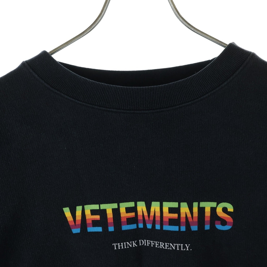 VETEMENTS(ヴェトモン) THINK DIFFERENTLY マルチカラーロゴクルーネックスウェット UE51TR630B ブラック