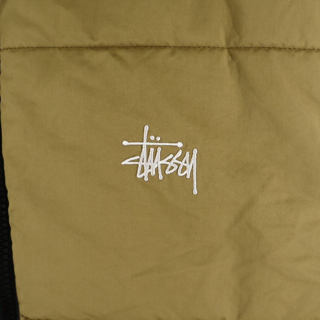 STUSSY(ステューシー) PRIMALOFT QUILTED VEST ロゴ刺繍 プリマロフト 中綿 ベスト ベージュ