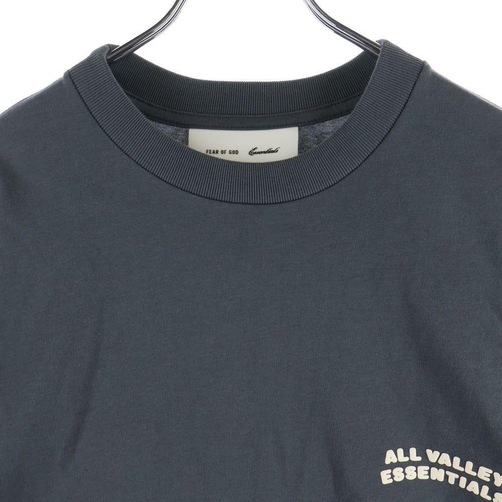 FEAR OF GOD ESSENTIALS(フィアオブゴッド エッセンシャルズ) 26SS 1POINT LOGO S/S TEE ロゴ 半袖Tシャツカットソー グレー -