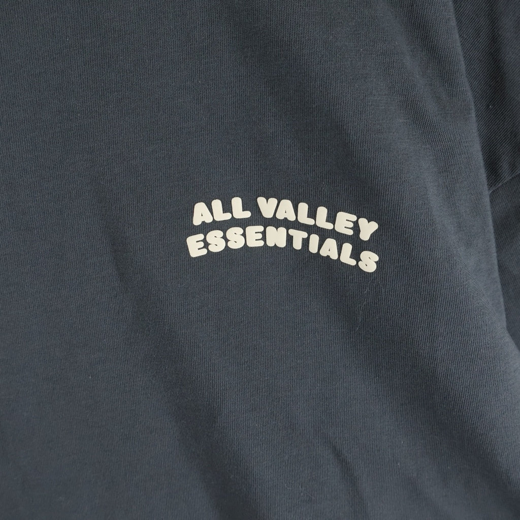 FEAR OF GOD ESSENTIALS(フィアオブゴッド エッセンシャルズ) 26SS 1POINT LOGO S/S TEE ロゴ 半袖Tシャツカットソー グレー -