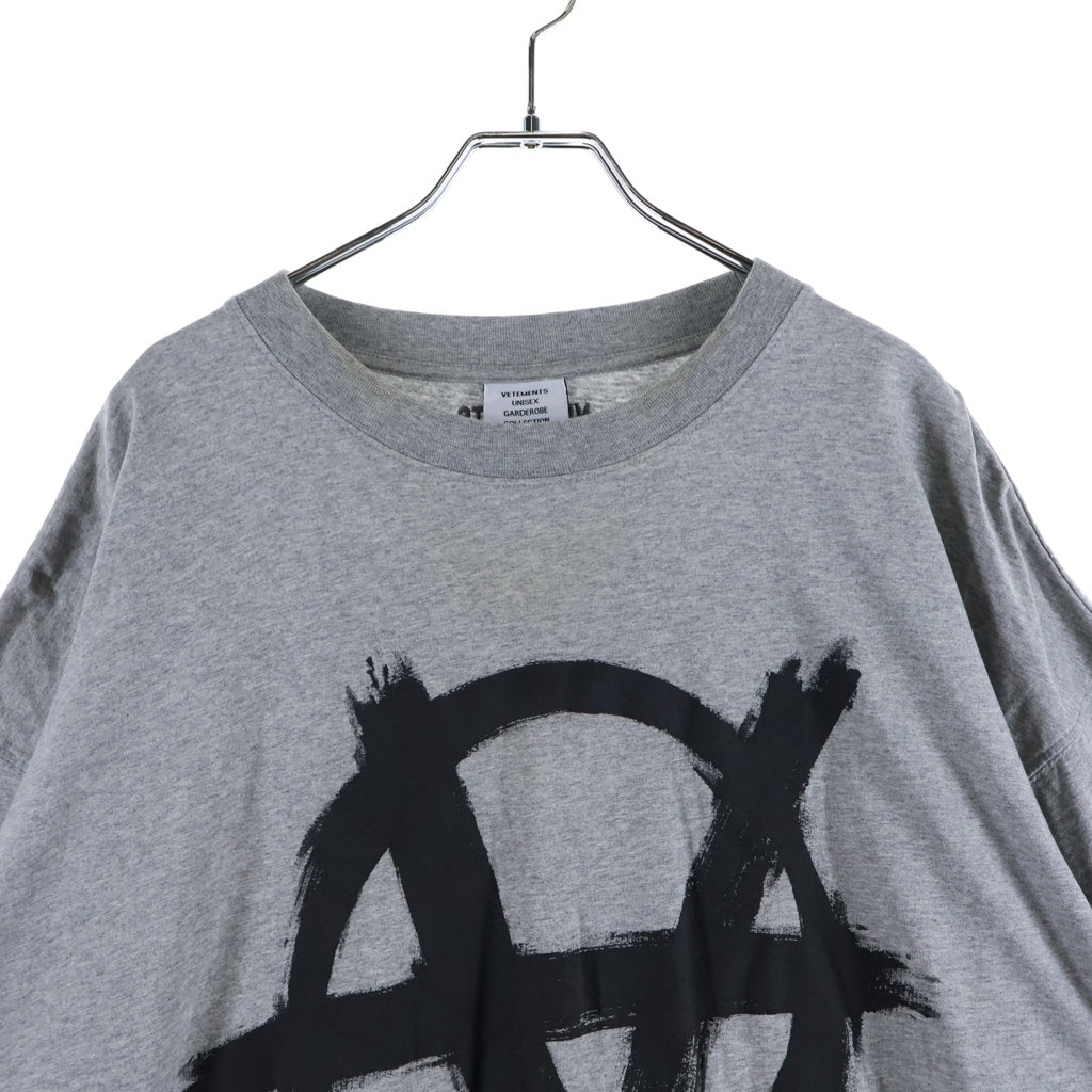 VETEMENTS(ヴェトモン) 21SS アナーキーゴシックロゴ オーバーサイズショートスリーブ 半袖Tシャツカットソー グレー UE51TR640G