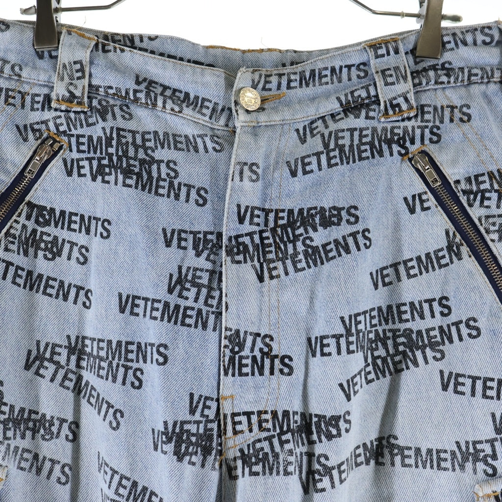 VETEMENTS(ヴェトモン) STAMPED LOGO DENIM PANTS ロゴプリント バギーデニムパンツ インディゴ UE63PA551B