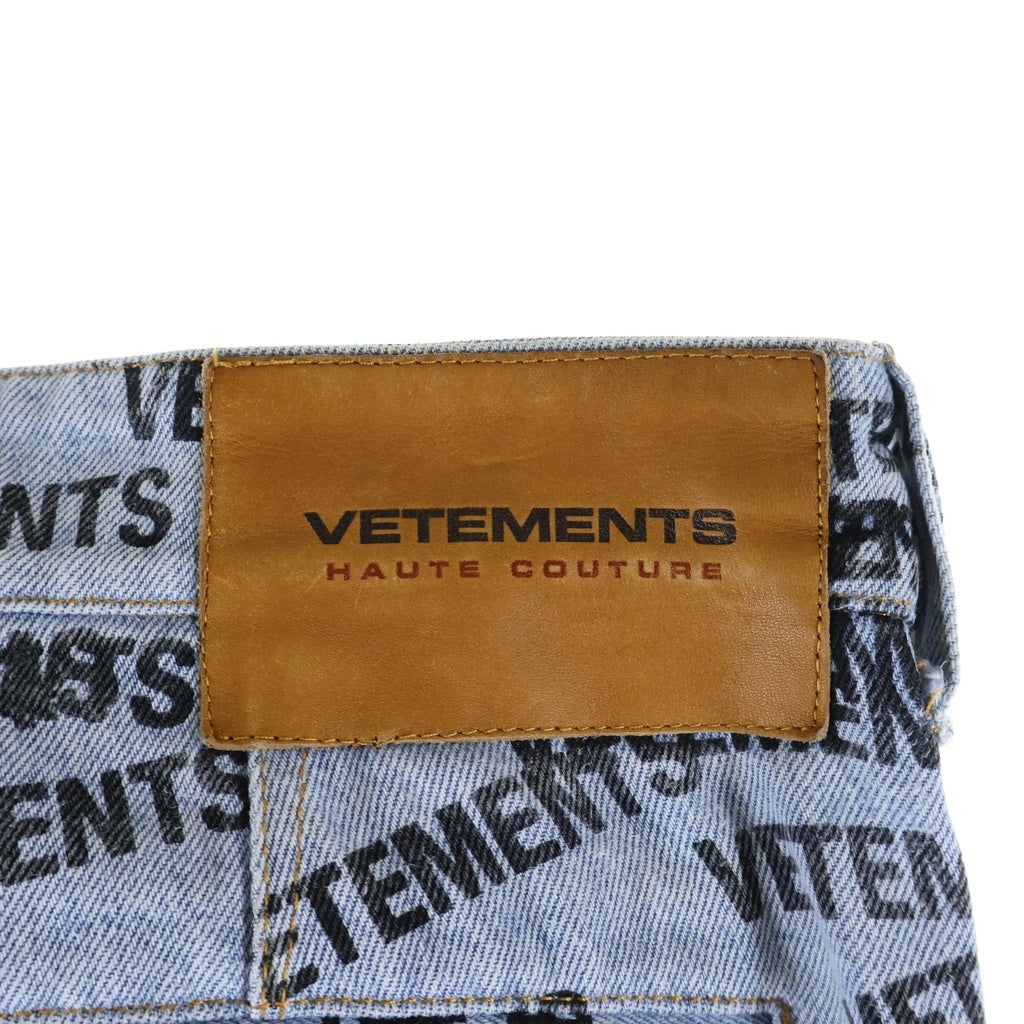 VETEMENTS(ヴェトモン) STAMPED LOGO DENIM PANTS ロゴプリント バギーデニムパンツ インディゴ UE63PA551B