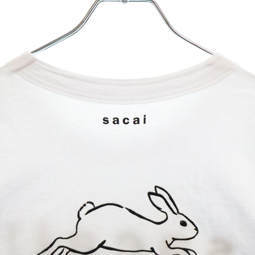 Sacai(サカイ) 24SS ×BUNNEY ×EUG Print T-Shirt 24-0903S ロゴ刺繍 プリント半袖Tシャツ ホワイト