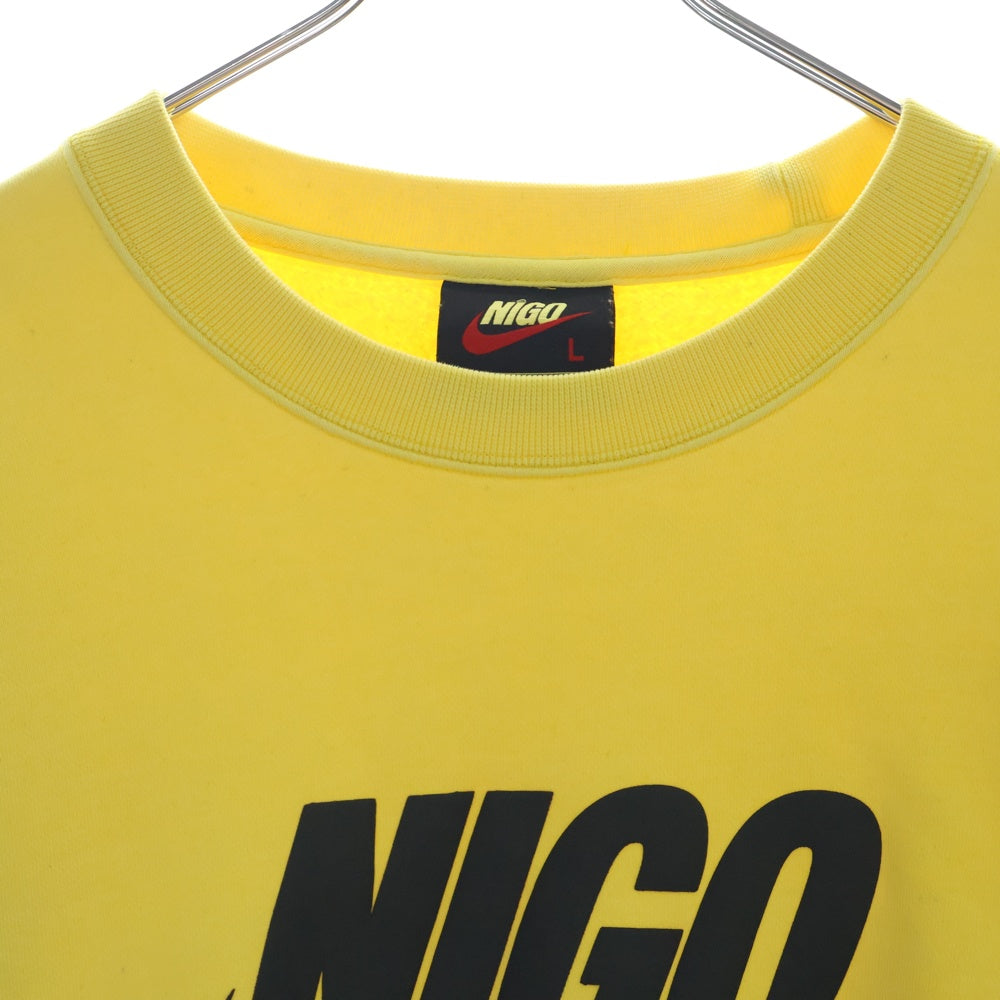 NIKE(ナイキ) 24AW ×NIGO NRG Crew Fleece FV5941-735 ×ニゴ ロゴプリントクルーネックスウェットトレーナー イエロー