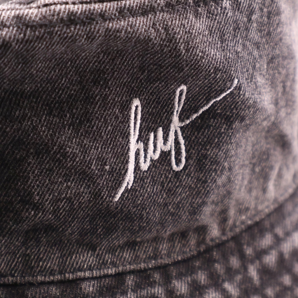 HUF(ハフ) DENIM SCRIPT BUCKET HUT デニムスクリプトロゴ刺繍バケットハット 帽子 グレー