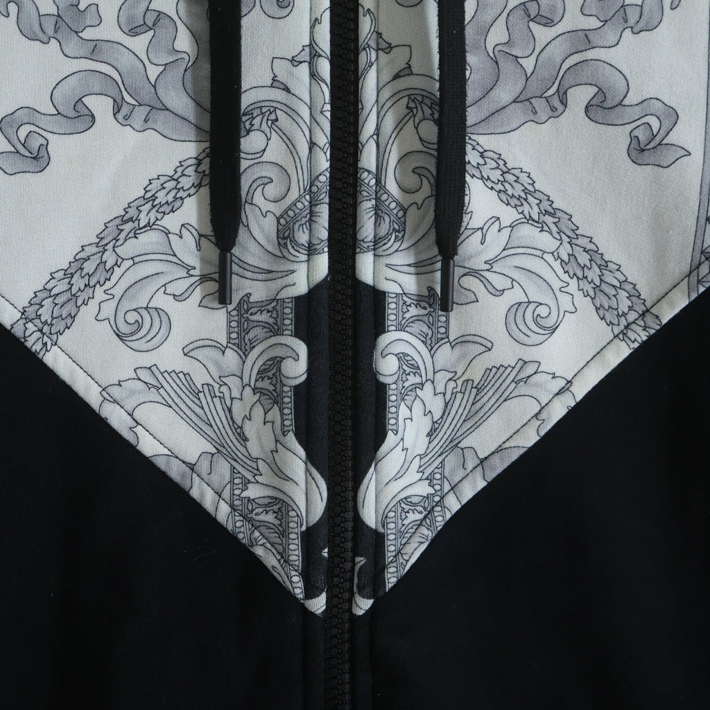 VERSACE(ヴェルサーチ) バロック柄 ジップパーカー 1011854 1A07326 ブラック