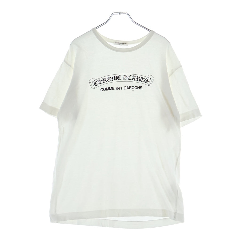 CHROME HEARTS(クロムハーツ) ×COMME des GARCONS Front Scroll Label Logo S/S Tee コムデギャルソン フロントスクロールラベルロゴ半袖Tシャツ ホワイト