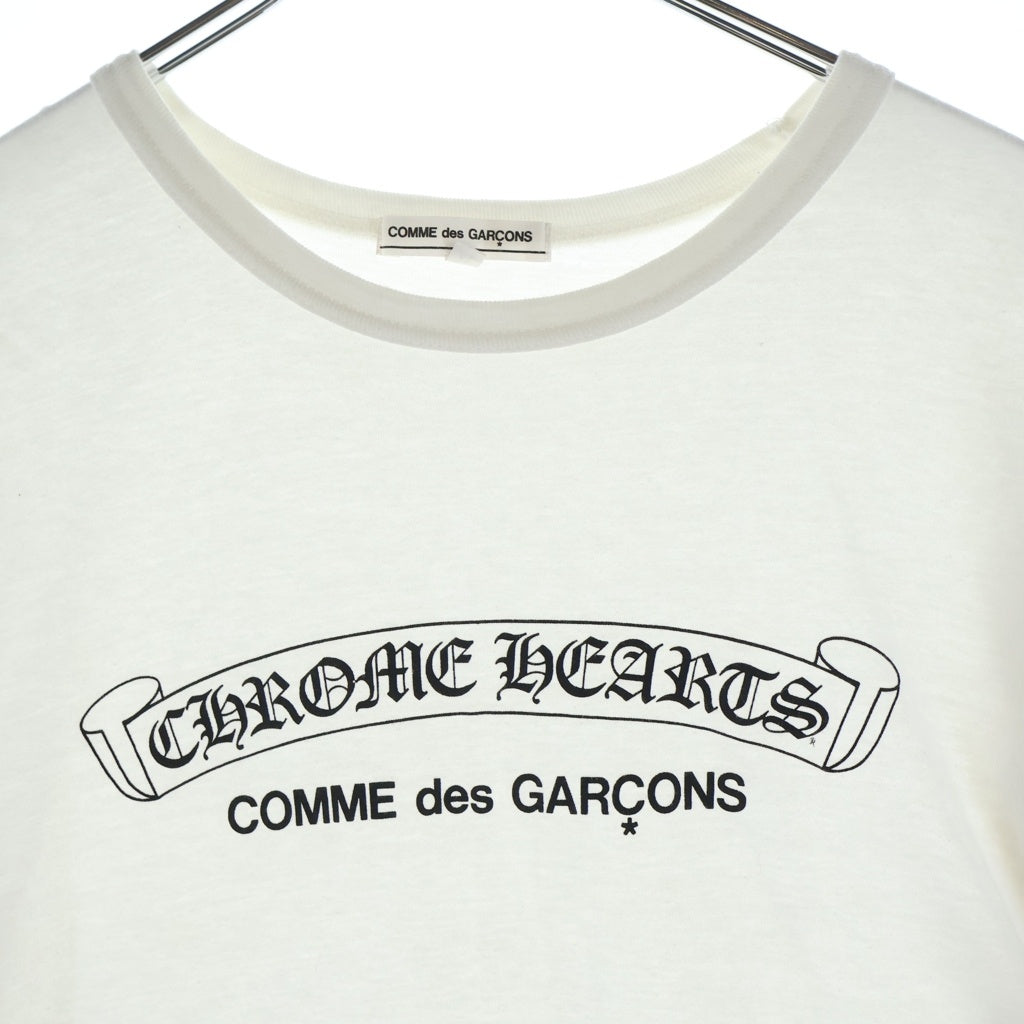 CHROME HEARTS(クロムハーツ) ×COMME des GARCONS Front Scroll Label Logo S/S Tee コムデギャルソン フロントスクロールラベルロゴ半袖Tシャツ ホワイト