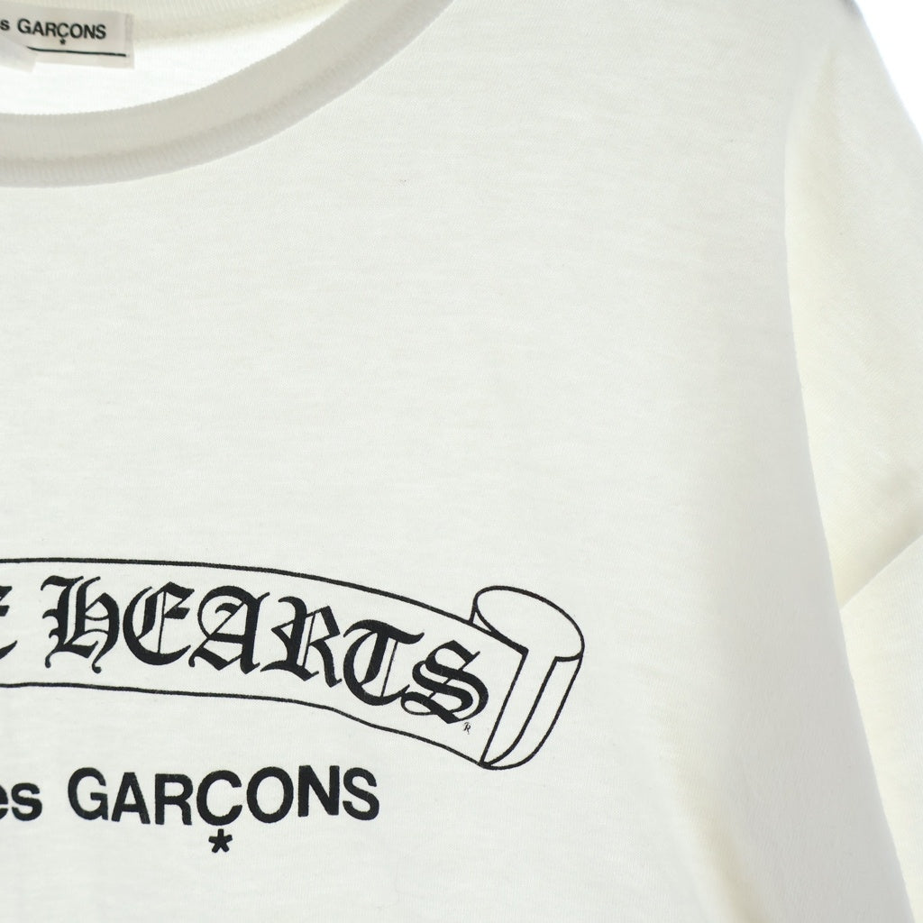 CHROME HEARTS(クロムハーツ) ×COMME des GARCONS Front Scroll Label Logo S/S Tee コムデギャルソン フロントスクロールラベルロゴ半袖Tシャツ ホワイト