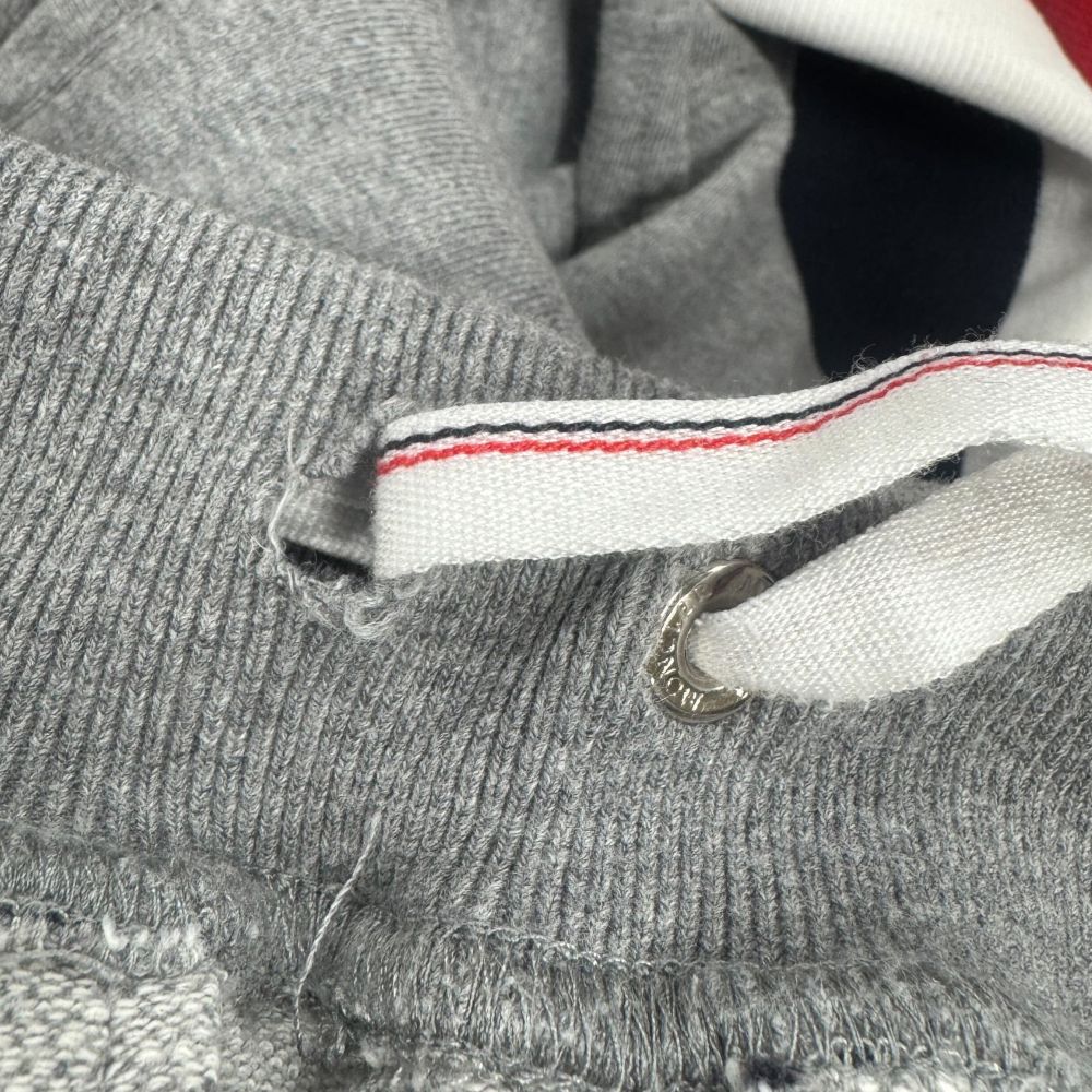 MONCLER GAMME BLEU(モンクレール・ガム・ブルー) PANTALONE 213918700500 ロゴワッペン付きサイドラインスウェットパンツ グレー