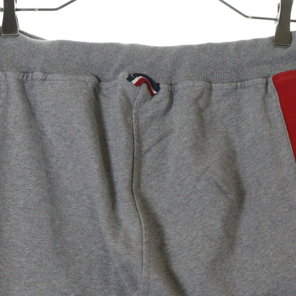 MONCLER GAMME BLEU(モンクレール・ガム・ブルー) PANTALONE 213918700500 ロゴワッペン付きサイドラインスウェットパンツ グレー