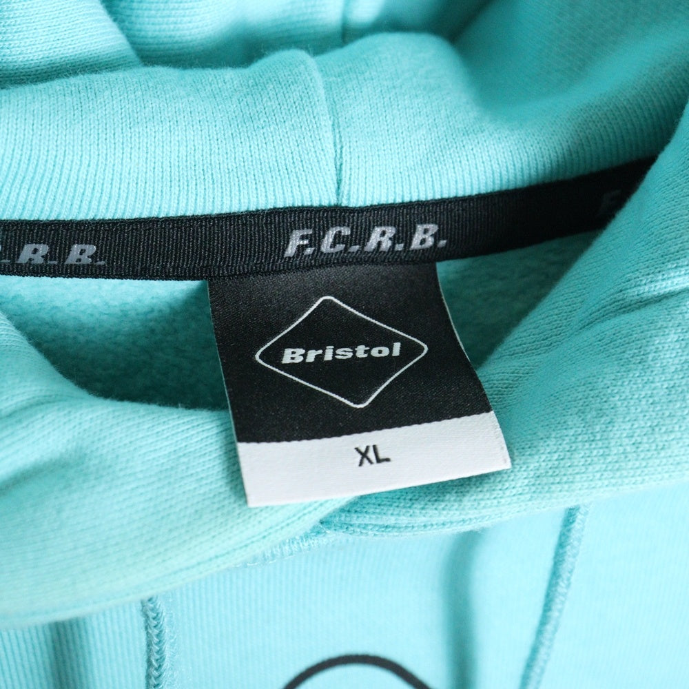 F.C.R.B./F.C.Real Bristol/FCRB(エフシーアールビー/エフシーレアルブリストル) 21AW ×X-girl エックスガール フロントプリントスウェットプルオーバーパーカー 裏起毛 FCRB-212118 ターコイズ