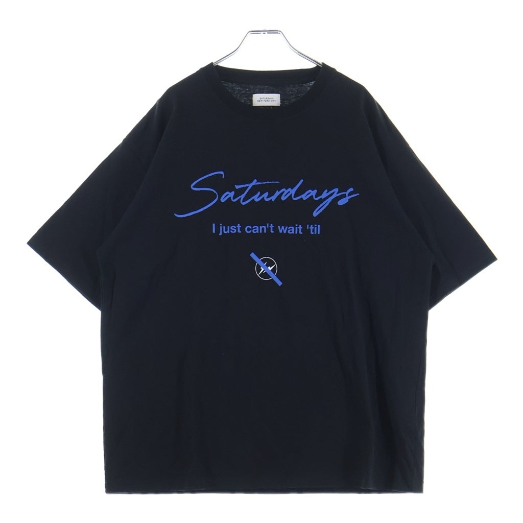 SATURDAYS SURF NYC(サタデイズサーフエヌワイシー) ×FRAGMENT DESIGN フラグメントデザイン フロントプリント半袖Tシャツ カットソー BBM-55300-B ブラック