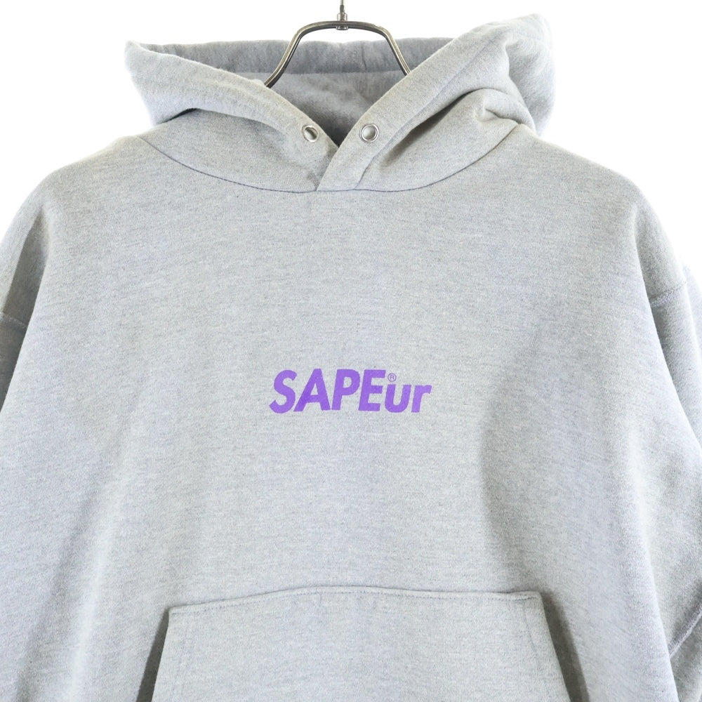 SAPEur(サプール) バッグプリント ロゴ プルオーバーパーカー グレー