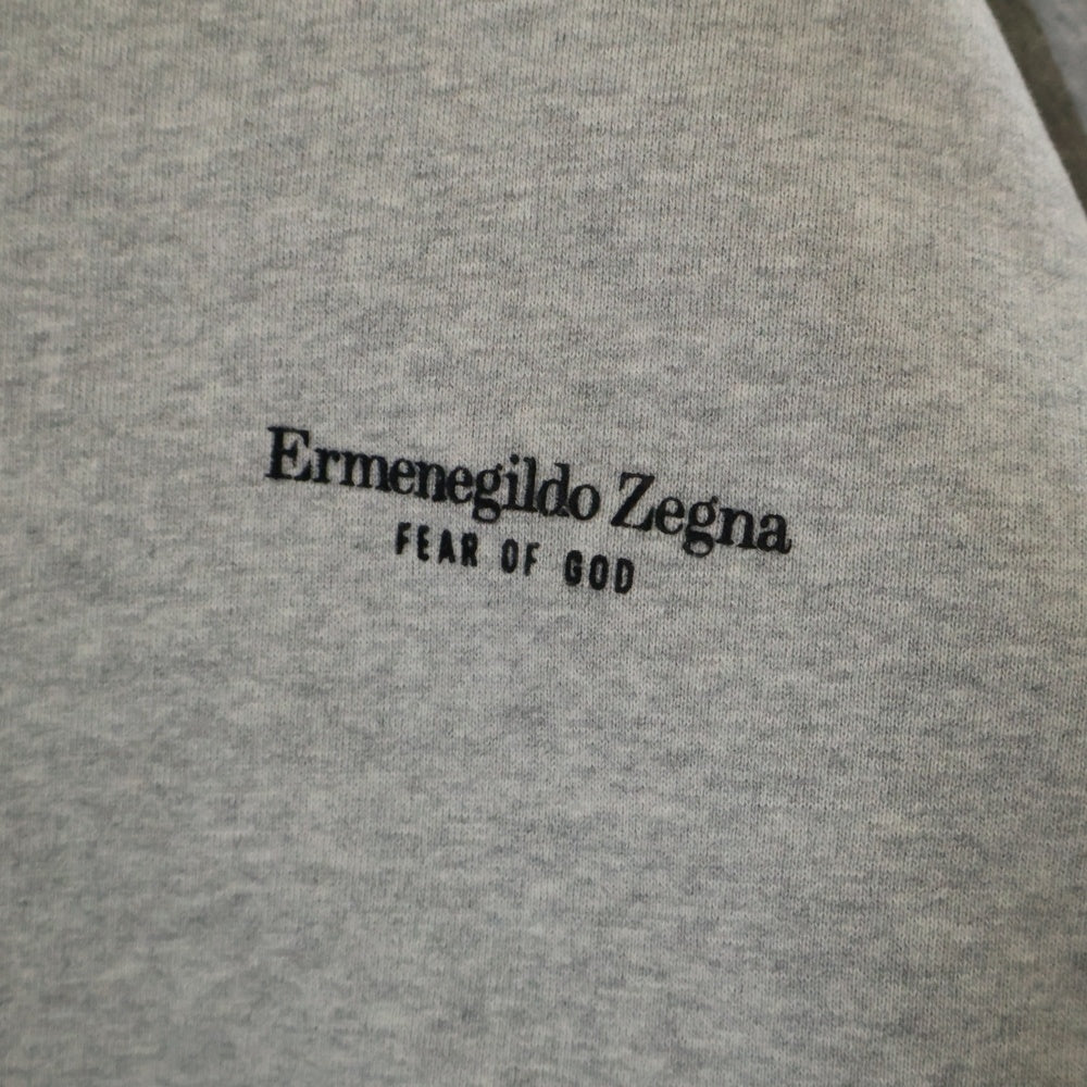 FEAR OF GOD ESSENTIALS(フィアオブゴッド エッセンシャルズ) ×Ermenegildo Zegna エルメネジルドゼニア アップリケロゴ クルーネックスウェットシャツ グレー