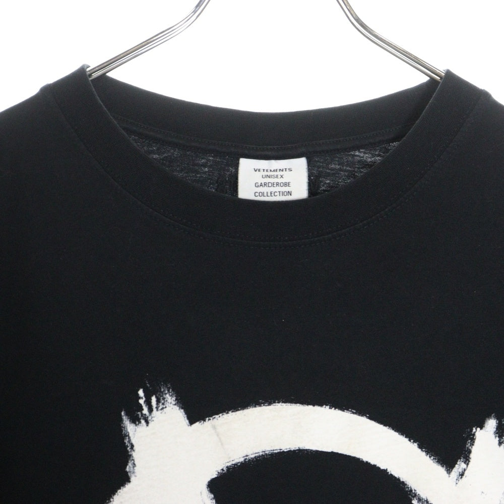 VETEMENTS(ヴェトモン) 21SS ANARCHY GOTHIC LOGO T SHIRT アナーキー ゴシックロゴ クルーネック半袖カットソー ブラック UE51TR6408