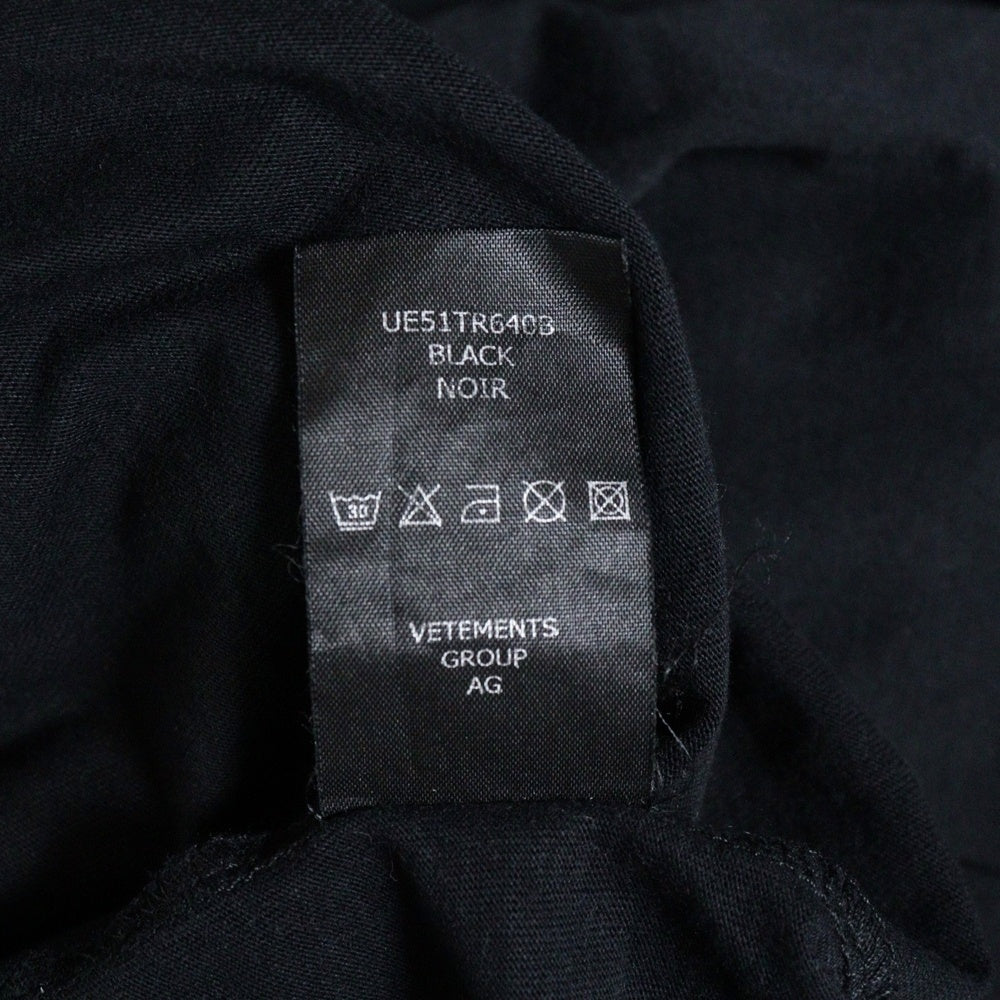 VETEMENTS(ヴェトモン) 21SS ANARCHY GOTHIC LOGO T SHIRT アナーキー ゴシックロゴ クルーネック半袖カットソー ブラック UE51TR6408
