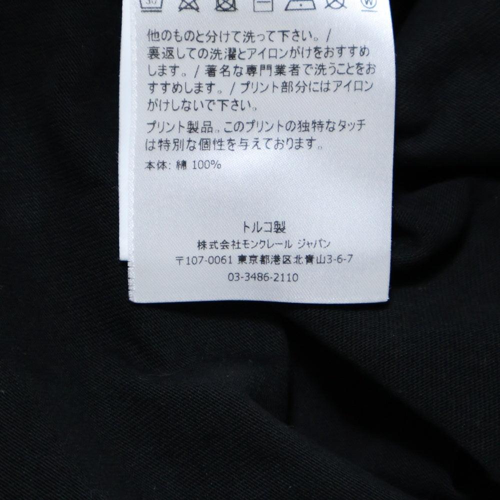 MONCLER(モンクレール) MAGLIA T-SHIRT F20918C79710 8390T マグリア フロントプリント クルーネック半袖Tシャツ ブラック