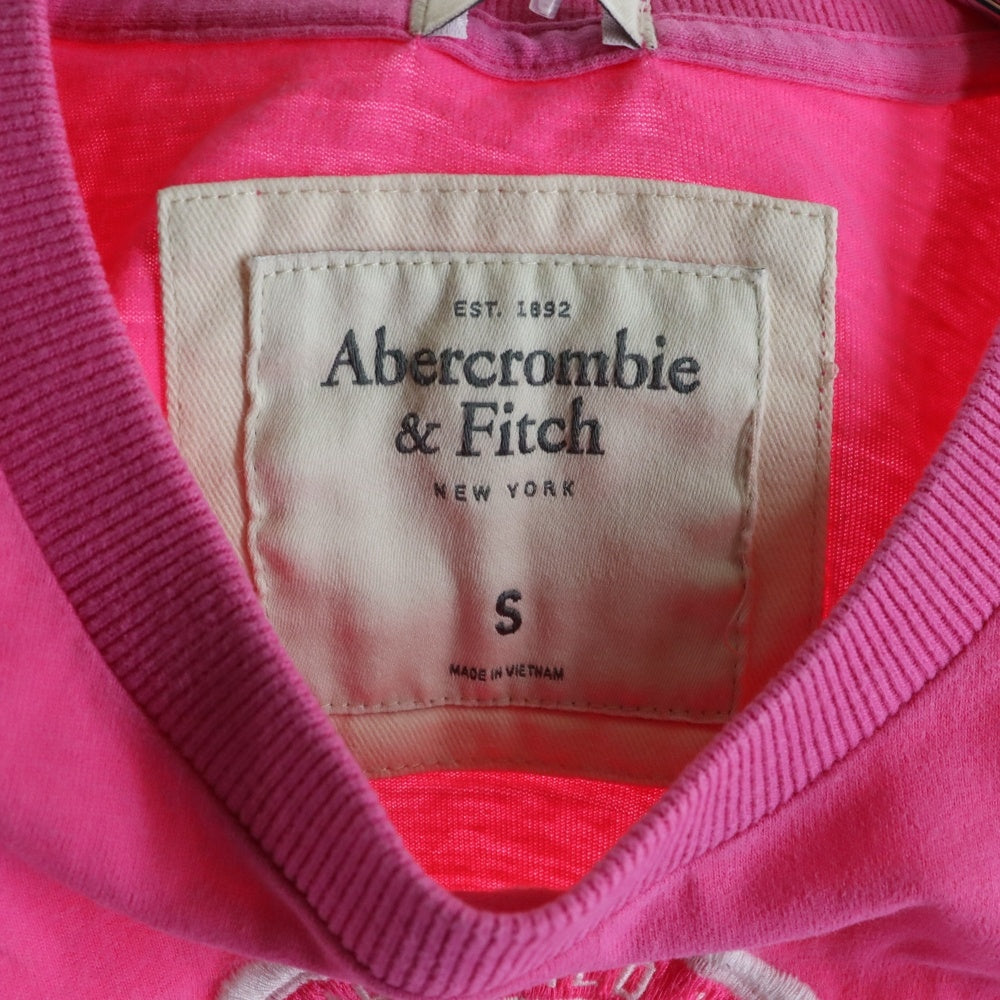 Abercrombie&Fitch(アバクロンビーアンドフィッチ) ロゴ刺繍 クルーネック 半袖カットソー ピンク