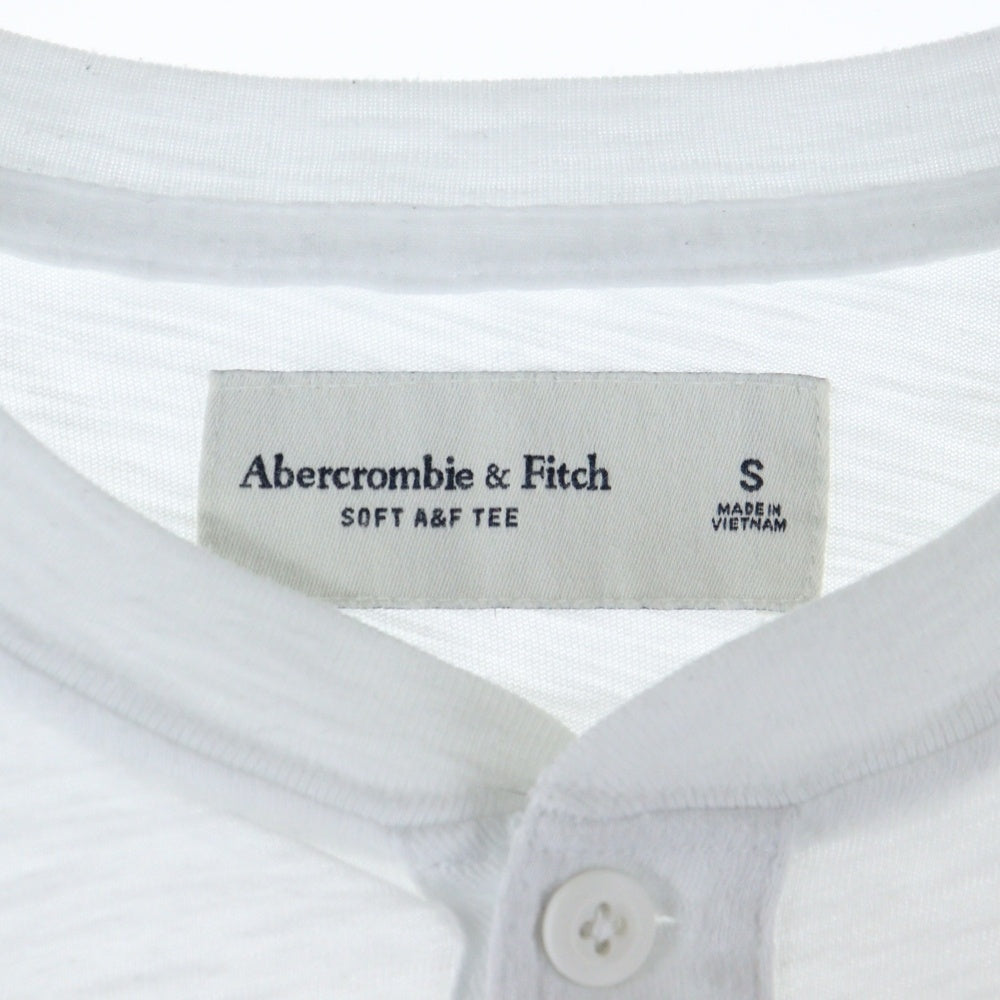 Abercrombie&Fitch(アバクロンビーアンドフィッチ) 刺繍ロゴ クルーネック半袖Tシャツ ホワイト