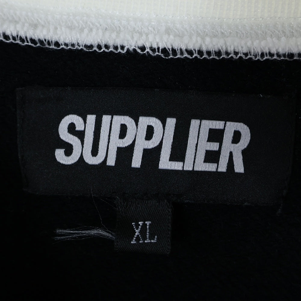 SUPPLIER(サプライヤ) フロントワッペン クルーネックスウェットシャツ ブラック