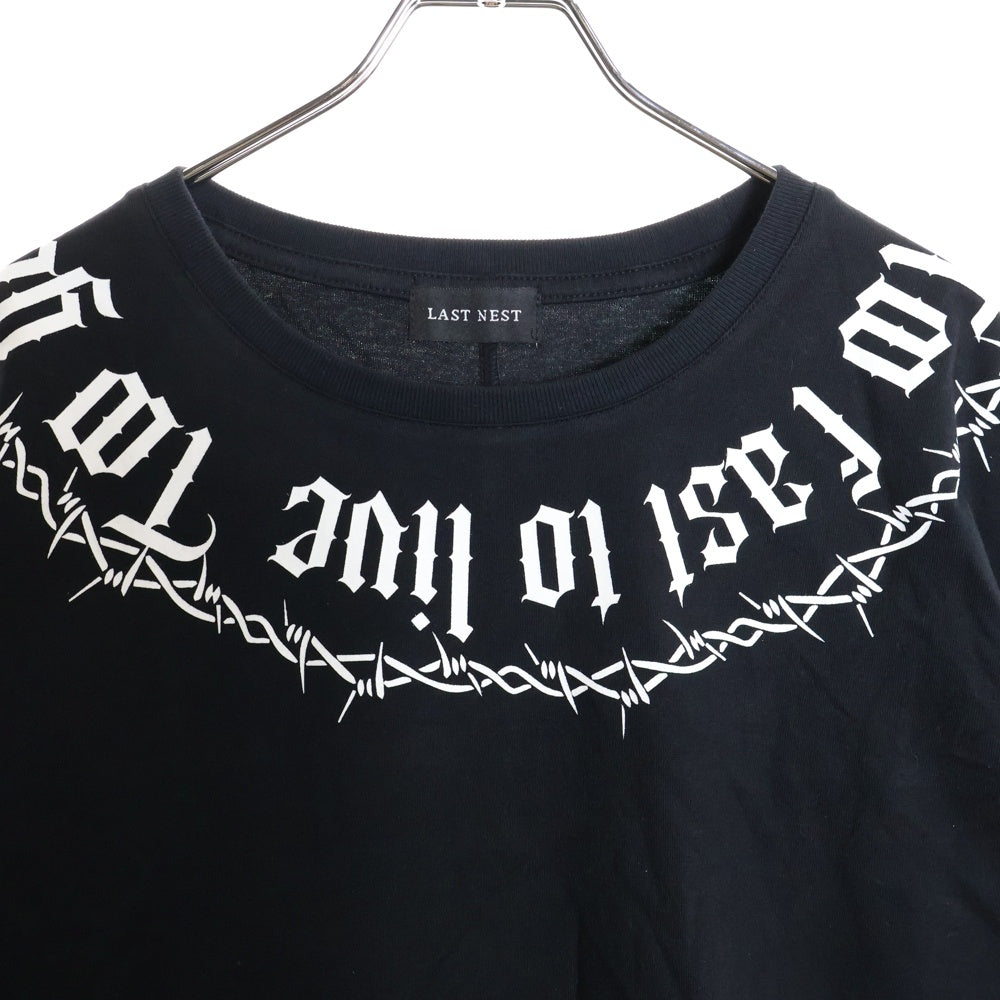 LAST NEST(ラスト ネスト) young to die ネックロゴ プリント 半袖クルーネック Tシャツ ブラック