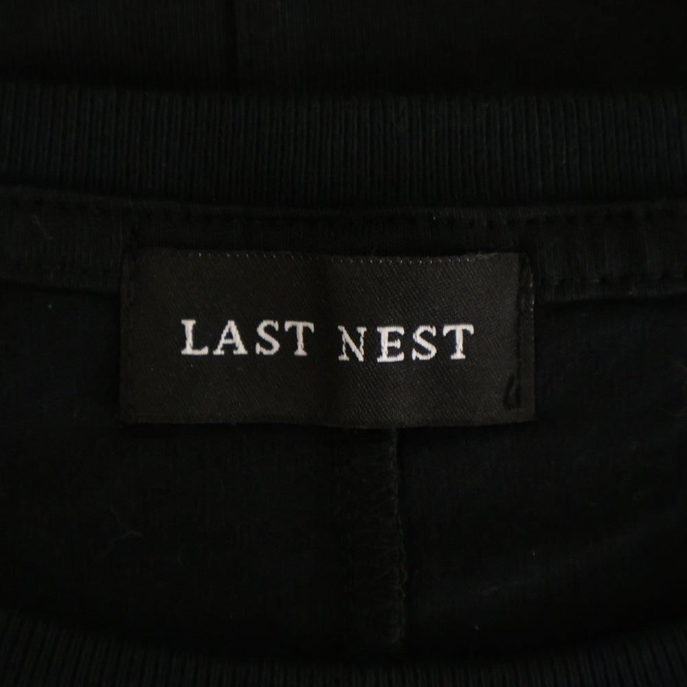 LAST NEST(ラスト ネスト) young to die ネックロゴ プリント 半袖クルーネック Tシャツ ブラック