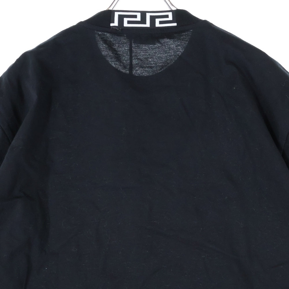 VERSACE(ヴェルサーチ) GRECA グレカ ロゴ刺繍 クルーネック半袖Tシャツ ブラック A88650