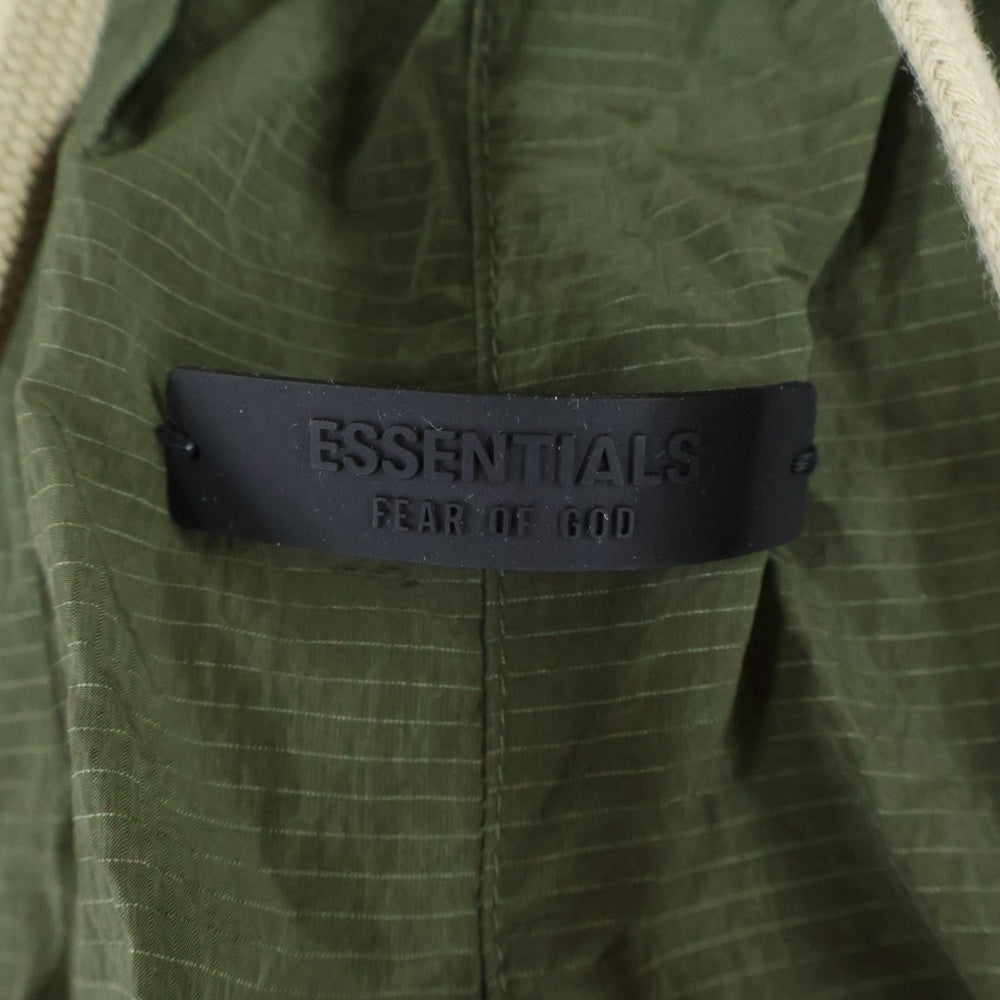 FEAR OF GOD ESSENTIALS(フィアオブゴッド エッセンシャルズ) ラバー ロゴ ナイロン ショート パンツ カーキ