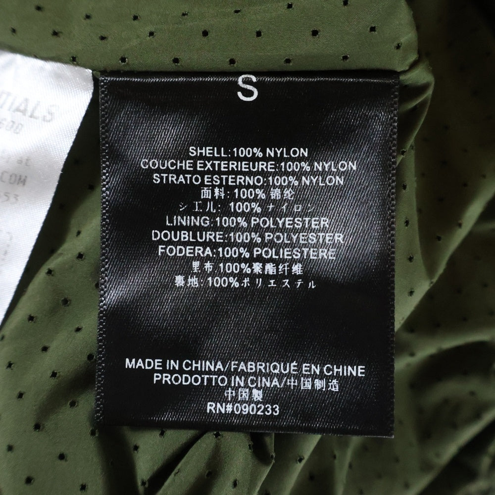 FEAR OF GOD ESSENTIALS(フィアオブゴッド エッセンシャルズ) ラバー ロゴ ナイロン ショート パンツ カーキ