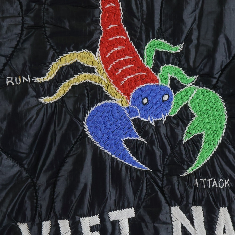 CHALLENGER(チャレンジャー) フロント刺繍 WAR IS HELL 中綿キルティング スーベニア ジップアップジャケット ブラック CLG-JK 012-015