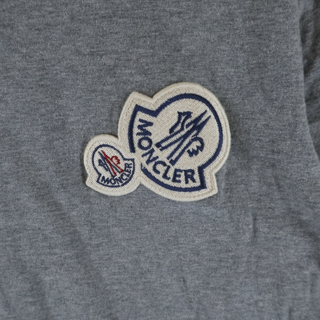 MONCLER(モンクレール) MAGLIA T-SHIRT ロゴワッペン クルーネック半袖Tシャツ グレー E20918032500