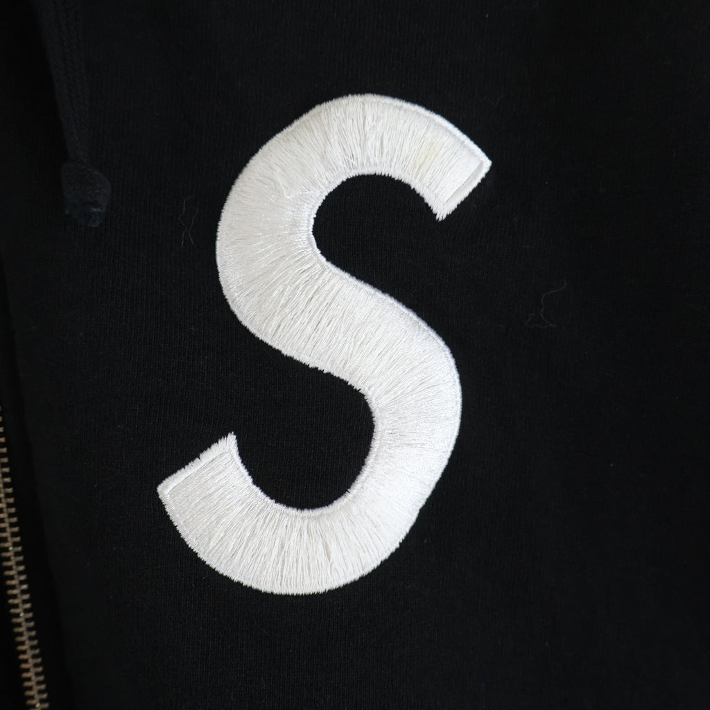 SUPREME(シュプリーム) 23AW S Logo Zip Up Hooded Sweatshirt ジップアップ フーディ ブラック