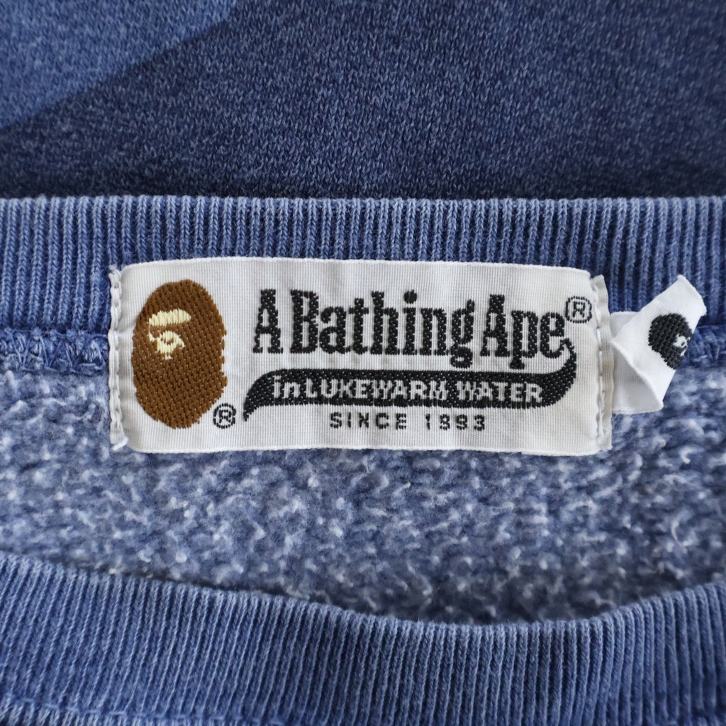 A BATHING APE(アベイシングエイプ) 00s 染み込みプリント フロントロゴ ラグラン ダメージ加工 クルーネックスウェット