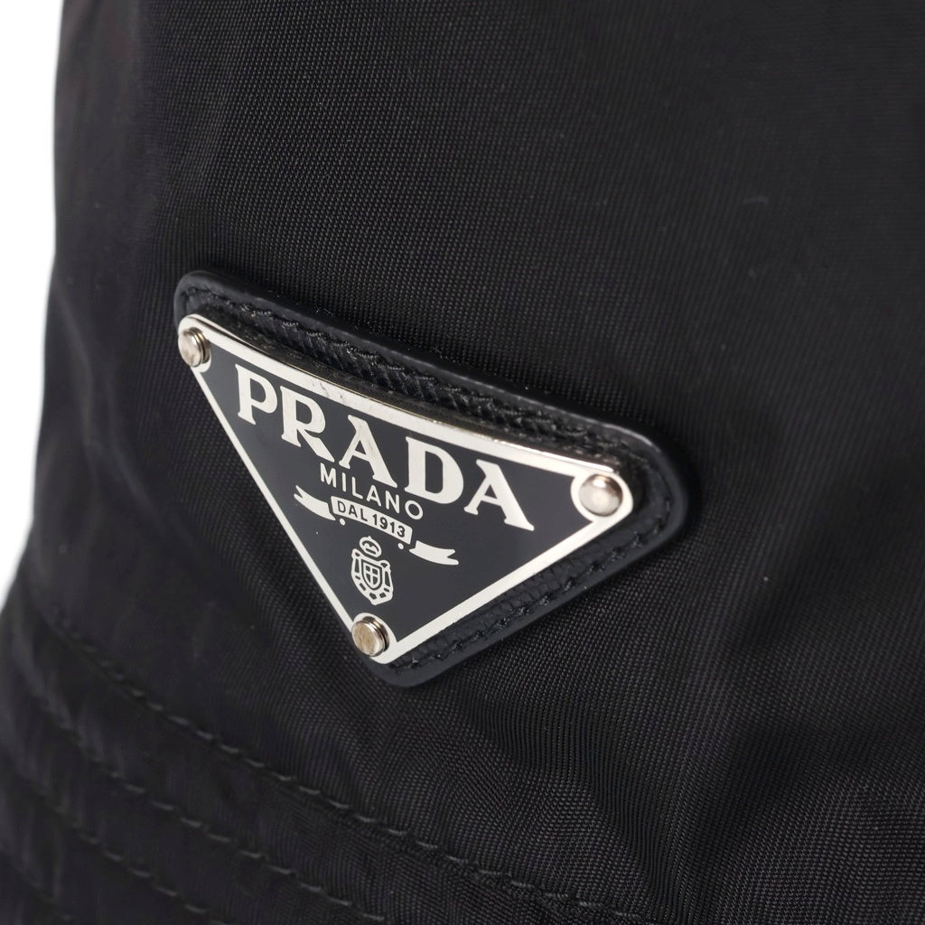 PRADA(プラダ) 三角プレート ナイロン バケットハット ブラック