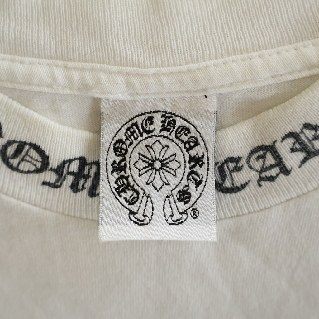 CHROME HEARTS(クロムハーツ) OLD VINE DAGGER SCROLL RAVEL LOGO S/S TEE オールド ヴァインダガー スクロールラベル ロゴプリント半袖Tシャツ カットソー ホワイト