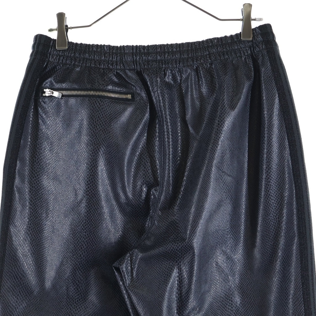 Needles(ニードルス) 24AW×NUBIAN TRACK PANTS SYNCETIC LEATHER EXCLUSIVE ヌビアン トラックパンツ フェイクレザー ブラック NS1585