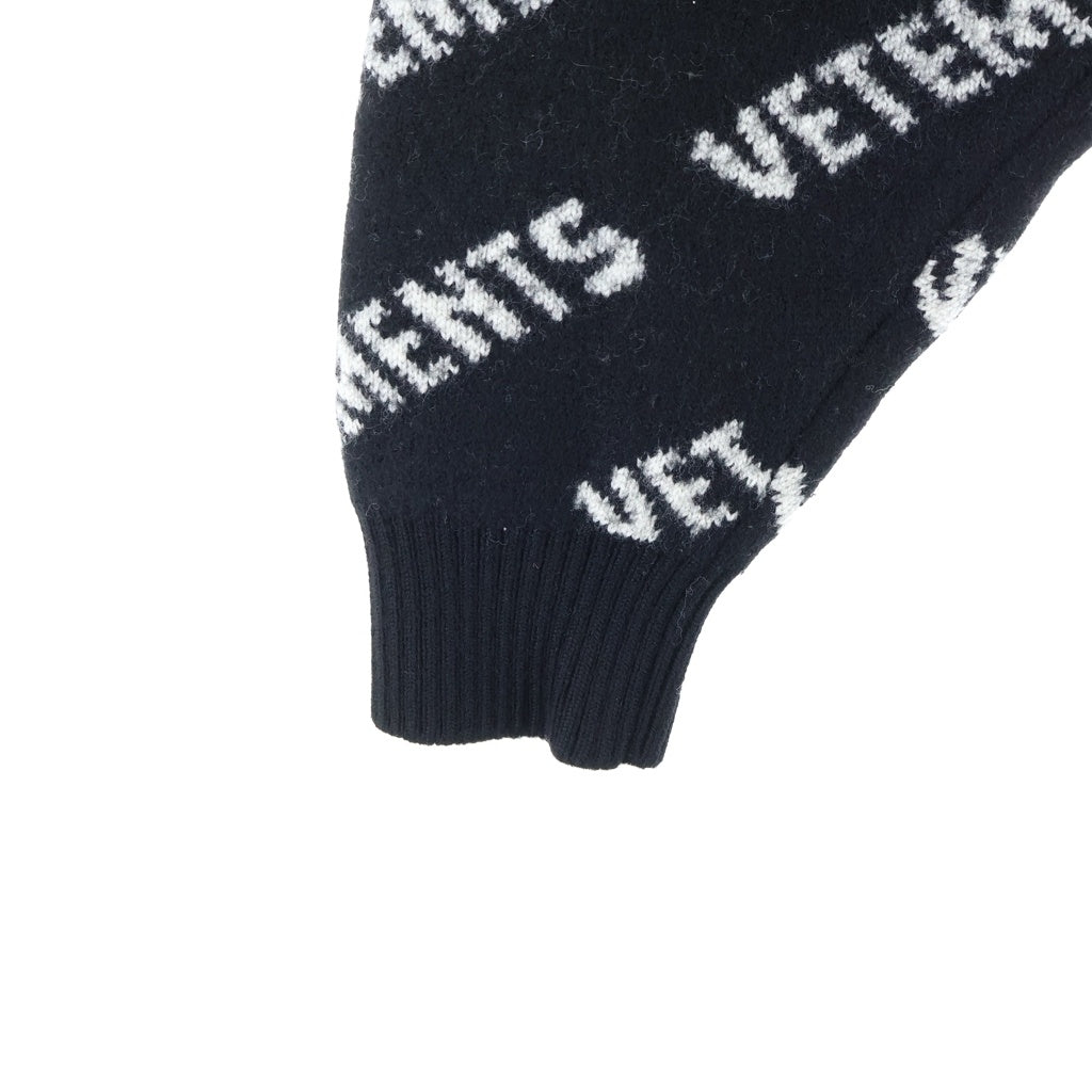 VETEMENTS(ヴェトモン) 22SS Cropped monogram sweater ロゴ UE63KN900B 断ち切り クルーネックセーター ブラック レディース
