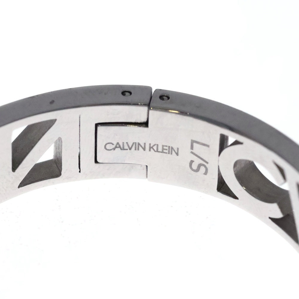 Calvin Klein(カルバンクライン) ロゴ オープンバングル ブレスレット シルバー