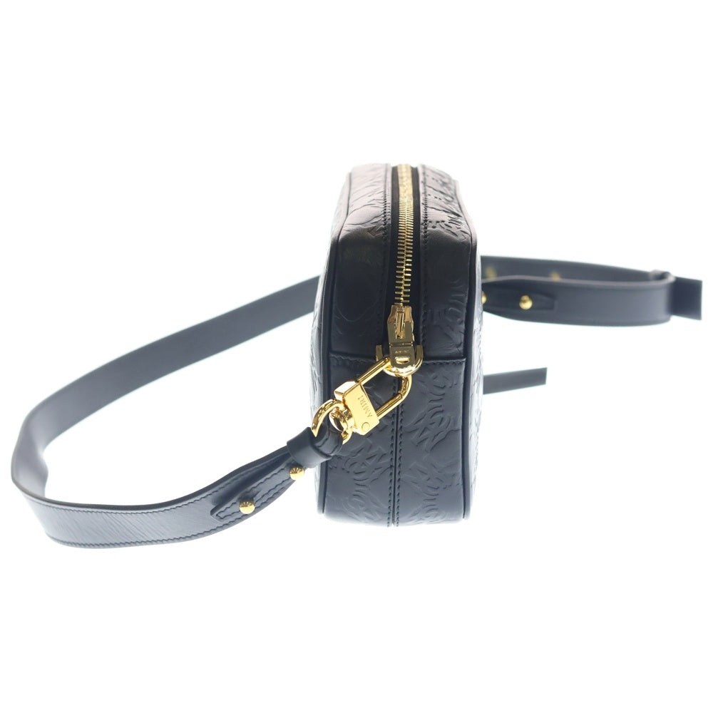 AMIRI(アミリ) MA QUAD LEATHER エンボスロゴ レザー ショルダーバッグ ブラック/ゴールド AMHABA1011 レディース