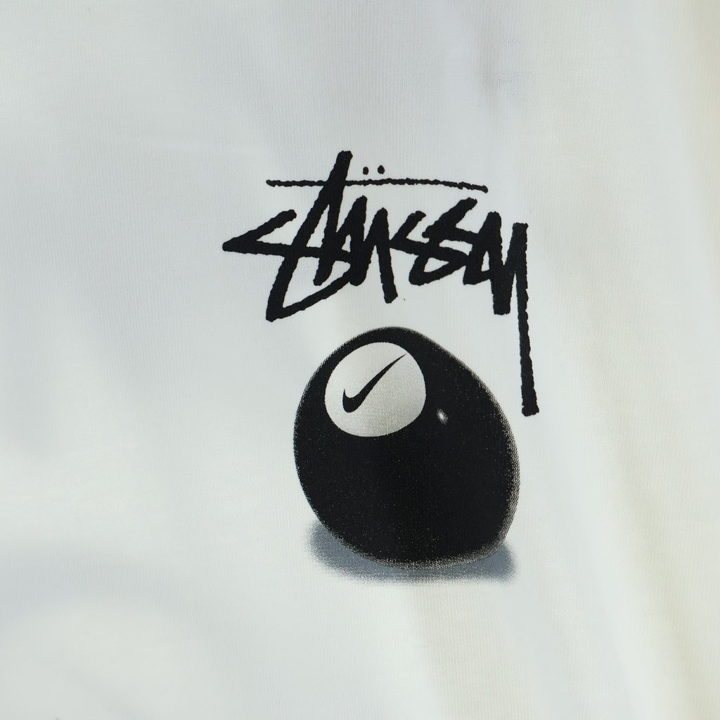 STUSSY(ステューシー) ×NIKE M NRG FL SS 8 BALL TEE ナイキ バックプリント クルーネック 半袖Tシャツ カットソー ホワイト DO9322-100