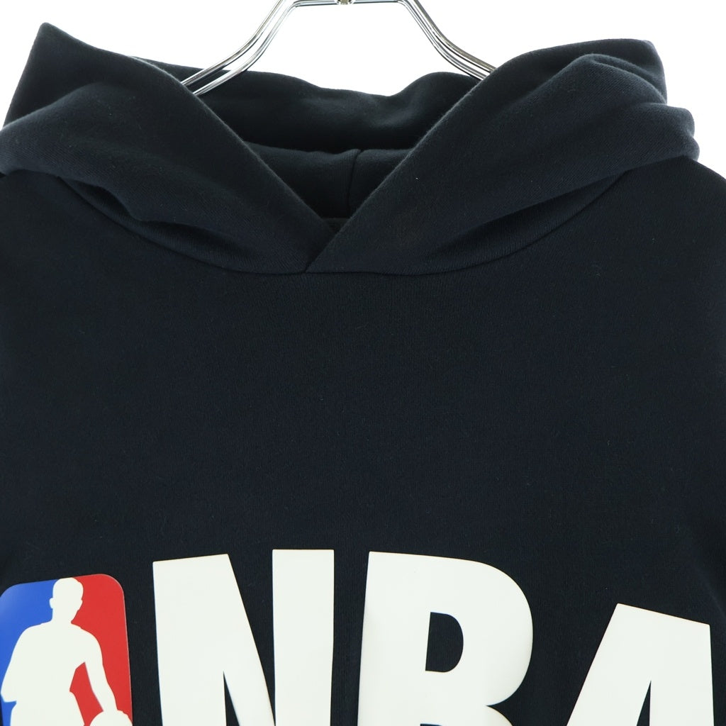 FEAR OF GOD ESSENTIALS(フィアオブゴッド エッセンシャルズ) ×NBA HOODIE フロントロゴ フーディー プルオーバー スウェットパーカー ブラック