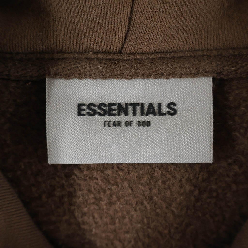 FEAR OF GOD ESSENTIALS(フィアオブゴッド エッセンシャルズ) フロントロゴ ラバープリント プルオーバー スウェットパーカー ブラウン