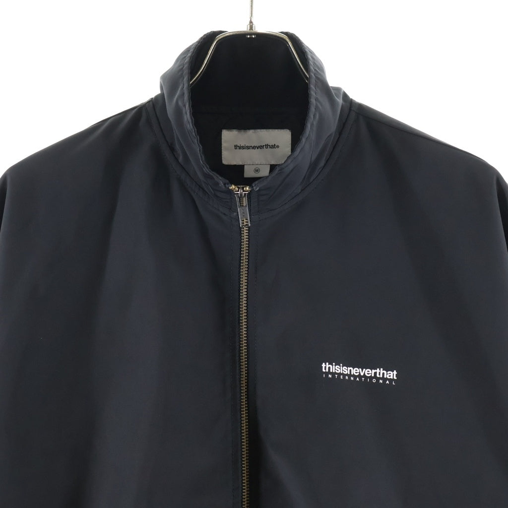 THISISNEVERTHAT(ディスイズネバーザット) INTL Team Jacket バックプリント インターナショナル ジップアップ チームジャケット ブラック TN240WOWLS01