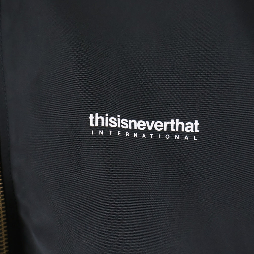 THISISNEVERTHAT(ディスイズネバーザット) INTL Team Jacket バックプリント インターナショナル ジップアップ チームジャケット ブラック TN240WOWLS01