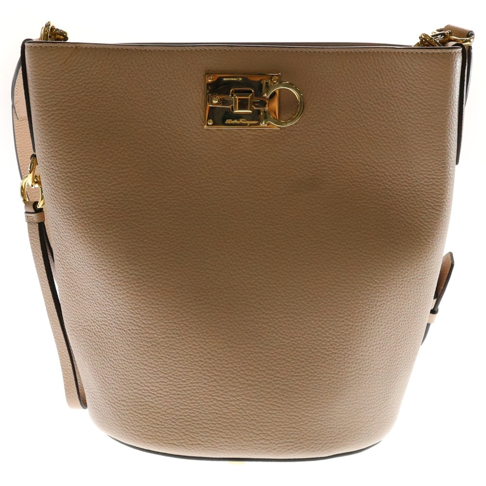 Salvatore Ferragamo(サルヴァトーレ フェラガモ) ガンチーニ ザ スタジオバケット レザー ショルダーバッグ ゴールド金具 ピンク/ベージュ 21289